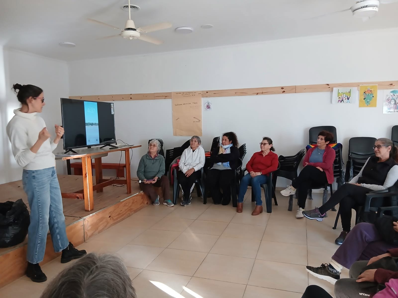 Participantes durante un taller del Centro de Día